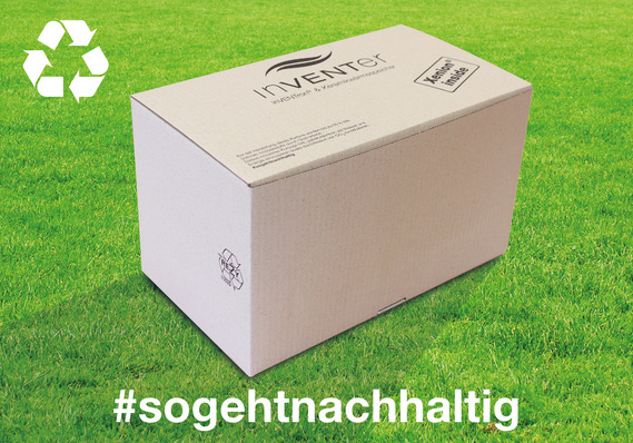 Gras statt Styropor: Um Verpackungsmüll zu reduzieren und die Umwelt zu schonen, setzt inVENTer zukünftig auf Recyclingkartons, die jeweils zur Hälfte aus Gras und aus Altpapier bestehen.