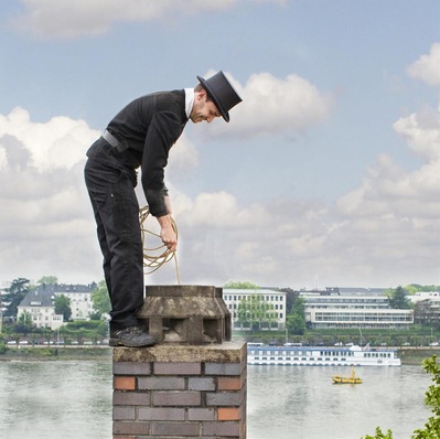 Schornsteinfegertätigkeiten zur Wahrung der Brand- und Betriebssicherheit dienen der öffentlichen Gefahrenabwehr und dürfen während der Coronavirus-Krise nicht ausgesetzt oder beliebig verschoben werden.