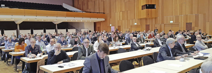 Bild 1: Blick in das Auditorium der 37. Heilbronner Aufzugstage mit unüblichen Lücken aufgrund zahlreicher Absagen durch firmeninterne Beschränkungen wegen der Verbreitung des Coronavirus.