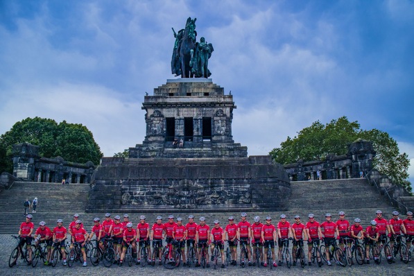 Großes Engagement für schwerst- und krebskranke Kinder: Teilnehmer der Glückstour 2019 vor dem Deutschen Eck in Koblenz.