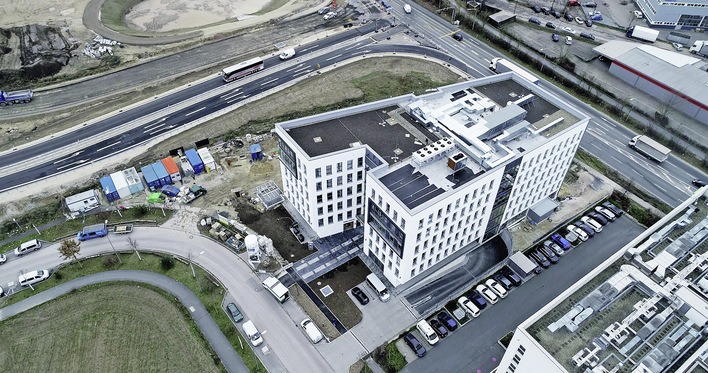 Bild 1: Blick auf das neue Raiba-Center am westlichen Eingang zur Innenstadt von Schwabach.