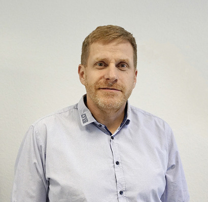 Bild 1:  Michael Meister, der als Entwicklungsleiter Raumluft- und Prozesslufttechnik seit 2017 die technischen Entwicklungen der LTG Aktiengesellschaft verantwortet: Bei der Markteinführung des Fassadenlüftungsgeräts FVPpulse haben wir festgestellt, dass die für die gerätespezifische Regelung notwendige Abstimmung mit der MSR-Firma nicht so einfach wie gedacht zu realisieren war. Das gab den Anstoß, eine eigene Regelung zu entwickeln.