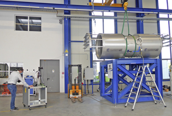 Bild 1:  Schubmessung an einem Ventilator im Prüflabor bei Systemair in Boxberg-Windischbuch.