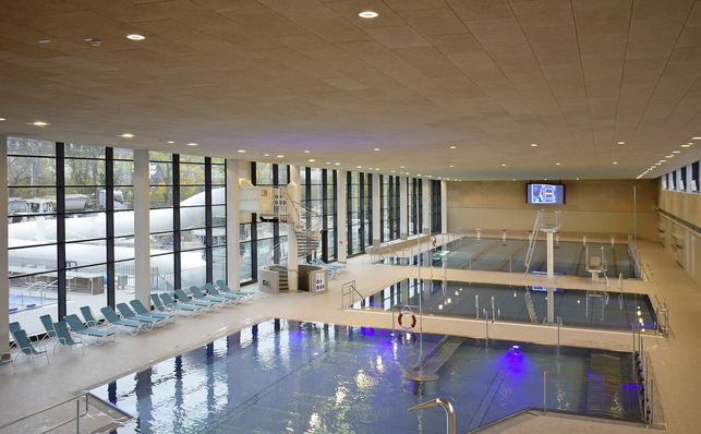 Bild 1:  Wasserlandschaft im Erlebnisbad Nautiland mit Erlebnisbecken, Nichtschwimmerbecken und Sportbecken mit 1- und 3-m-Sprungturm.