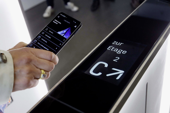 Bild 1: Bedienung des Aufzugs per App auf dem Mobiltelefon.