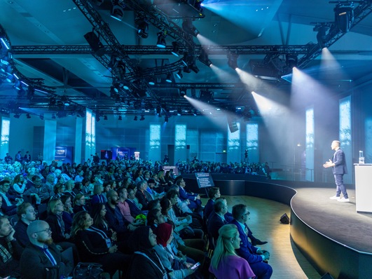 Michael Seum, Vice President Design von Grohe, präsentiert zum Auftakt der ISH 2019, die erste von Grohe per 3D-Metalldruck hergestellte Armatur Icon 3D.