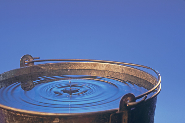 Tritt bei Undichtigkeiten an Trinkwasser-­Installationen Wasser gut sichtbar aus, ist das in der Regel nur ein kleines Problem. Durchfeuchtet eine mangelhafte Rohrverbindung unerkannt über ­längere Zeit die Bausubstanz, kann die Schaden­beseitigung hohe Kosten verursachen.