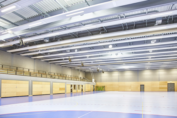 Bild 1:  Die 3-Feld-Sporthalle der Sportgemeinschaft Arheilgen aus dem Jahr 1979 wurde 2015 grundlegend saniert und mit einer Deckenstrahlungsheizung ausgerüstet…