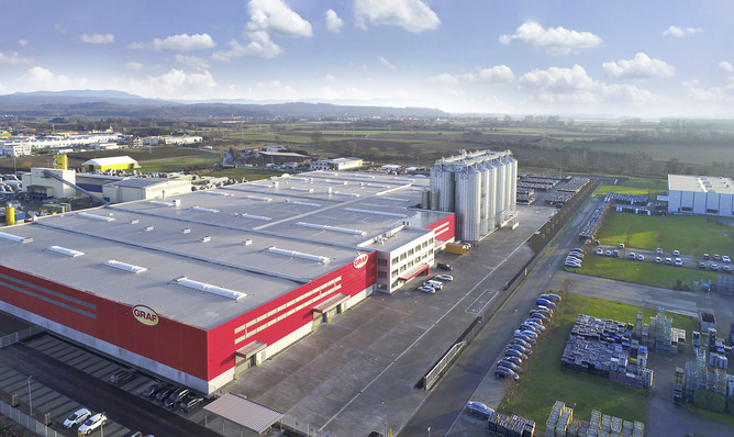 Bild 1:  Graf Kompetenzzentrum Rohstoffe Herbolzheim mit zwölf je 30 m hohen Rohstoffsilos.