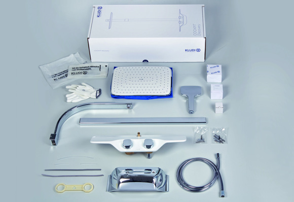Komplett plastikfrei: Die Verpackung für das Duschsystem Kludi Cockpit Discovery besteht in erster Linie aus Pappkarton, der aus recyceltem Altpapier hergestellt wird. Zum Einsatz kommen zudem aus Speisestärke gefertigte kunststoffähnliche Materialien, um Kleinteile sicher zu verpacken.