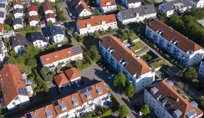 Auf den Dächern von Wohngebäuden ist noch viel Platz für den Zubau von Photovoltaik-Anlagen.