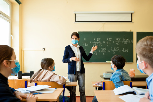 Die wenigsten Schulen verfügen über maschinelle Lüftungsanlagen. Und in Klassenräumen ist wirksames Stoßlüften oft nicht möglich.