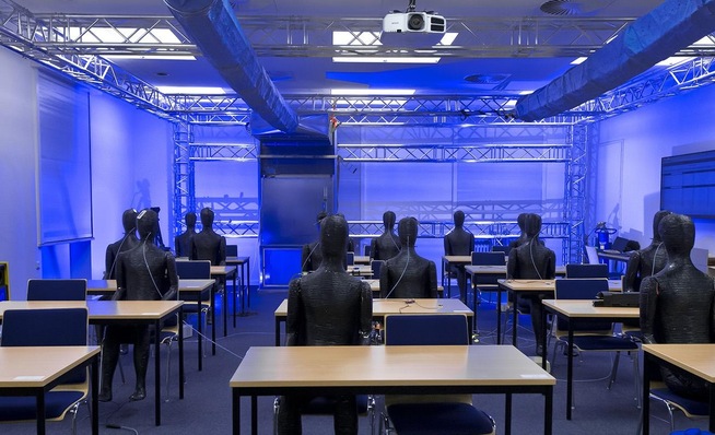 Blick in Testraum im DLR Göttingen mit Dummies.