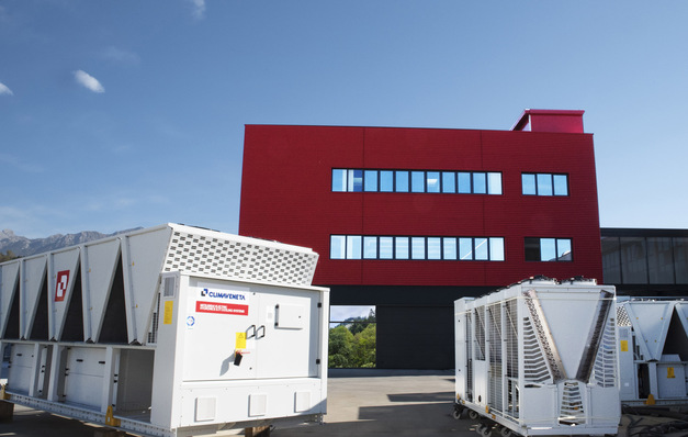 Testcenter von Mitsubishi Electric im italienischen Alpago für Kältemaschinen: Auf 1000 m 2  können luftgekühlte Anlagen bis 2200 kW und wassergekühlte Systeme mit bis zu 4800 kW Leistung getestet werden. 