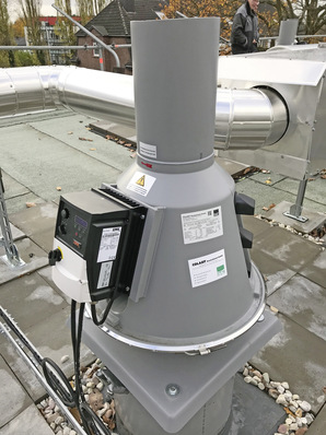 Bild 1 Korrosionsgeschützter Dachventilator für einen Laborabzug auf Haus B der Gesamtschule Oppum.