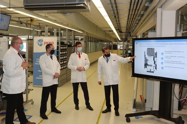 Besichtigung der picea-Fertigung bei Zollner Elektronik (v. l.): Franz Löffler (Bezirkstagspräsident der Oberpfalz und Landrat von Cham), Hubert Aiwanger (bayerischer Wirtschaftsminister), Martin Eisenhart (Senior Vice President Business Development bei Zollner Elektronik) und Zeyad Abul-Ella (Geschäftsführer HPS).