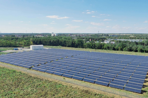 Die bisher größte Solarthermieanlage von Ritter XL Solar in Deutschland wurde 2016 in Senftenberg in Betrieb genommen. Die neue Anlage in Greifswald wird mit einer Kollektorfläche von rund 18 700 m 2  mehr als doppelt so groß und gleichzeitig auch die größte der Republik sein.