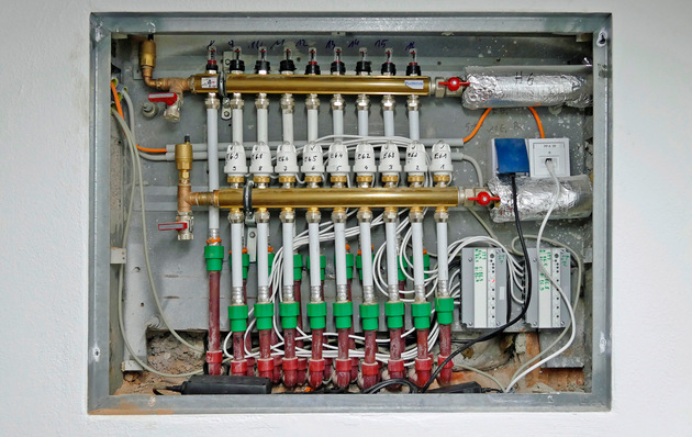 Bild 4 Der Eingriff in das bestehende hydraulische System war gering. Neu sind die elektrothermischen Stellantriebe mit AUf-/Zu-Funktion und die Standard-Drosselventile für den statischen hydraulischen Abgleich.