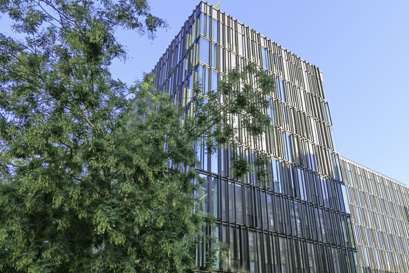 Bild 1: Rund 1000 Arbeitsplätze bietet das zehngeschossige, jüngst sanierte Bürogebäude in der Rue Guersant 32 in Paris. Herausforderung für die Planer war eine geringe Geschosshöhe.