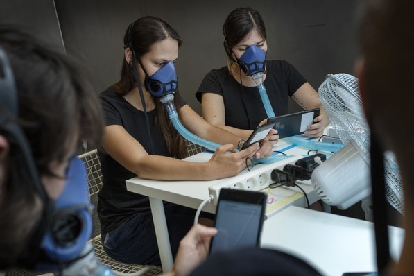 Studienteilnehmer in einer speziell isolierten Kammer an der TU von Dänemark, wo die Experimente stattfanden. Gelegentlich mussten sie mit einer speziellen Maske atmen, die es ermöglicht, die chemische Zusammensetzung von Atem und Haut getrennt zu messen.
