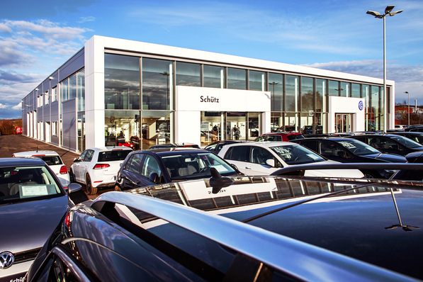 Bild 1: Volkswagen Mobilitätszentrum von Auto-Schütz in Groß-Umstadt. Eine Photovoltaik-Anlage auf dem Dach erzeugt elektrische Energie für den Betrieb der Wärmepumpe und die Ladung von Elektrofahrzeugen.