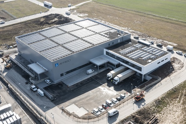 Blick auf das neue Logistkzentrum von Afriso-Euro-Index und die Photovoltaik-Anlage auf dem Dach.