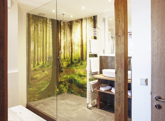 Bild 1 Das neu gestaltete Badezimmer in Zimmer 16: Die Duschabtrennung Walk In Pro, RenoDeco mit Individualdruck und der Designheizkörper Line machen es zu einem geräumigen, behaglichen und individuellen Hingucker.