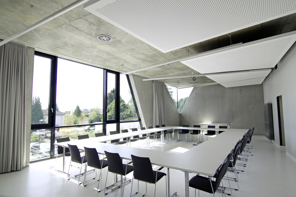 Bild 1 Im Grimmelshausen-Gymnasium in Gelnhausen versorgt ein BTA-Lüftungssystem von Kiefer Klimatechnik die Unterrichtsräume unter maximaler Ausnutzung der freien Kühlung mit frischer Außenluft.