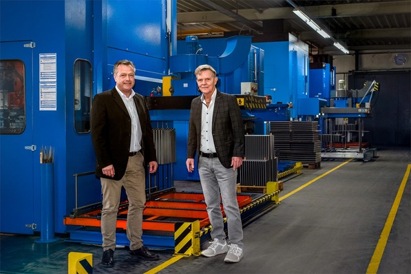 Die beiden Roller-Geschäftsführer Wolfgang Krenn (links) und Joachim Reule vor dem erneuerten Stanzmaschinen-Park.