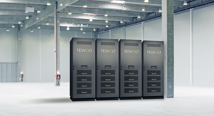 Häufig wird Strom zu bestimmten Zeiten verlässlich benötigt – und zwar oft dann, wenn die Solaranlage gerade keinen oder nur wenig Strom liefern kann. Batteriespeicher können dann die Lücke überbrücken.