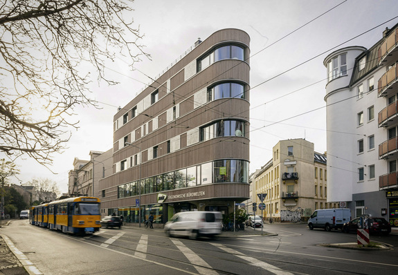 Bild 1 Revitalisierung der Innenstadt: Für das schwierig geschnittene Grundstück in Leipzig-Lindenau entwarf Dipl.-Ing. Architekt Dirk Stenzel den Schiffsbug-förmigen Fünfgeschosser in Holzbauweise.