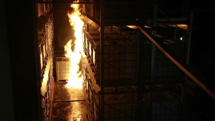 Minimax: In der Regalgasse fangen Flüssigkeitsriegel brennbare Flüssigkeit auf und begrenzen deren Ausbreitung in der Gasse.