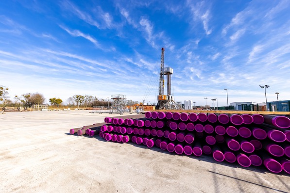 Baustelle für die Wasserstoff-Testkaverne von EWE in Rüdersdorf. Inzwischen sind die 160 Stahlrohre über den Bohrturm bis auf 1000 m Tiefe verbaut und einzementiert.