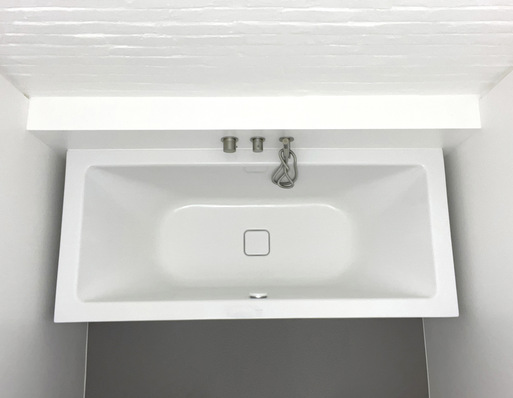 Kaldewei-Badewanne „Meisterstück Conoduo“ im Studio-Bad im The Warehouse Studio.