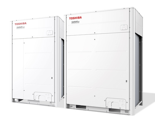 Bild 1 Außengeräte des VRF-Systems SMMSu (links: 22 bis 40 kW; rechts 45 bis 67 kW). Das neu gestaltete Gehäuse wurde bezüglich Abmessungen, Effizienz, Leistung und Geräuschpegel optimiert. Die Wärmeübertrager reichen über die gesamte Gerätehöhe. Zur einfachen Wartung gibt es zu allen Komponenten einen leichten Zugang.