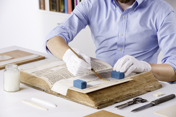 Bild 1 Eine durchgehend schadensfreie Lagerung und Erhaltung ist unter unseren atmosphärischen Bedingungen nicht möglich. Kunst- und Kulturgüter und Restaurator sollten sich allerdings nur sehr selten sehen.