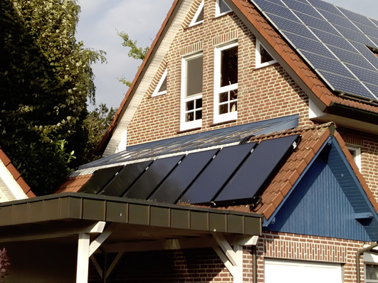 Bild 1 In diesem 1994 gebauten Einfamilienhaus mit 130 m 2  beheizter Fläche wurde nach 25 Jahren die Kohleheizung gegen eine Wärmepumpe mit zwei Erdwärmesonden (jeweils 70 m und 10,4 kW) getauscht. Die Wärmepumpe wurde mit einer Solarthermie- und einer Photovoltaik-Anlage kombiniert.