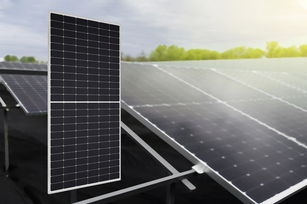 Sharp: PV-Modul NUJD445.