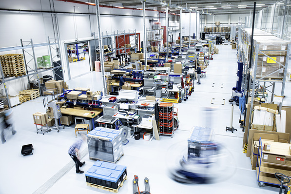 Bild 1 Hohen Hallen sind das ideale Einsatzgebiet linienförmiger Rauchmelder.