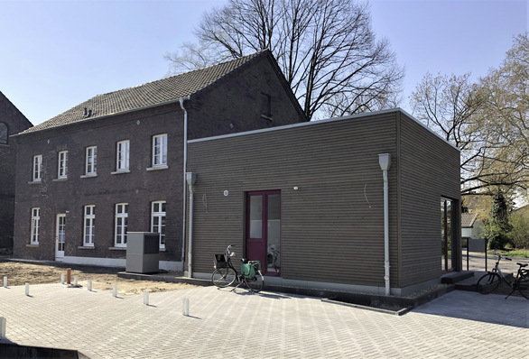 Bild 1 Bei der Sanierung und Erweiterung dieses denkmalgeschützten Wohnhauses in Duisburg wurde eine Luft/Wasser-Wärmepumpe mit einer 240-m²-Fußbodenheizung kombiniert. Ein Kunststoff-Wärmespeicher sorgt für die hydraulische Entkopplung von Wärmeerzeuger- und Heizkreislauf.