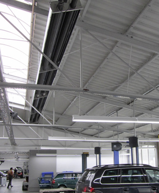 Bild 1 Ein Doppelrohrstrahler temperiert eine Autowerkstatt.