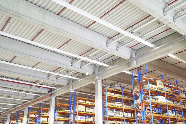 Bild 1 Das 13 500 m² große Logistikzentrum von Teamlog für Ersatzteilprodukte des Achsenherstellers SAF Holland bietet Platz für 5000 Paletten-Stellplätze.