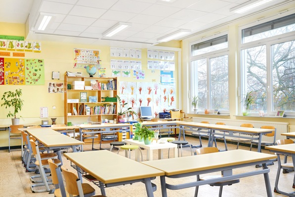 Mechanische Lüftungsanlagen sorgen für eine hohe Raumluftqualität. Allerdings sind die meisten Schulen auf die Fensterlüftung angewiesen. Hier können mobile Luftreiniger den Infektionsschutz verbessern.
