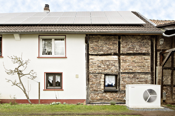 Bild 1 Der 180 Jahre alte Dreiseitenhof am Rand der Nordeifel verfügt über 140 m 2  Wohnfläche, ein 70 m 2  großes Gästehaus und einen Stall. Hier wurde die bestehende Gas-Heizung gegen eine Luft/Wasser-Wärmepumpe von Stiebel Eltron, einen Holzofen mit Wassertasche und 20 Photovoltaik-Module getauscht.