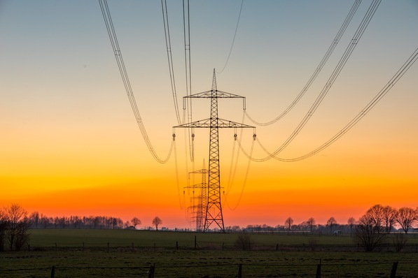 24 % der Stromkosten privater Haushalte entfallen auf die Netznutzung, 23 % auf Beschaffung, Marge und Vertrieb. 53 % entfallen auf Steuern, Abgaben und Umlagen.