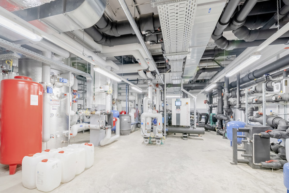 Bild 1 Energiezentrale für das neue Fertigungsgebäude von Berger Fahrzeugtechnik am Standort Radfeld mit zwei Niedertemperatur-Großwärmepumpen und einer Hochtemperatur-Wärmepumpe (im Bild).