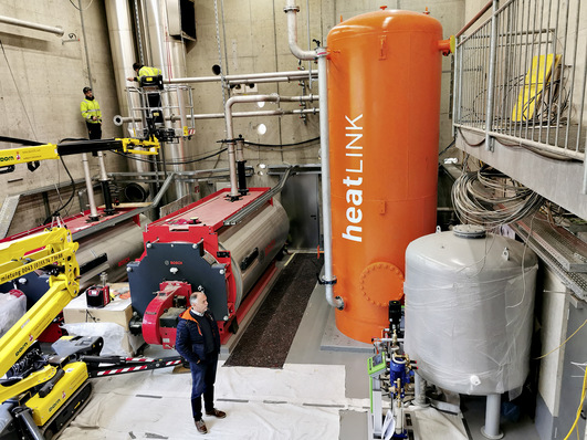 Bild 1 Eines der beiden multivalenten Wärmezentren für das Vorarlberger Energieprojekt. Der heatLink mit 12 m3 Volumen trennt die Wärmeerzeugung hydraulisch vom Nahwärmenetz und gewährleistet, dass dieses konstant mit der benötigten Temperatur und Leistung versorgt wird.