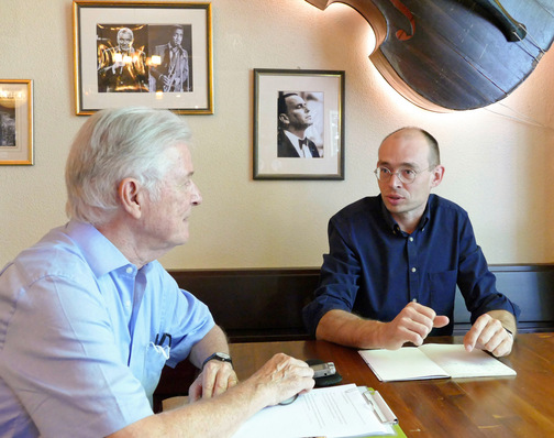 Bild 1 Die Themen Kreislauffähigkeit, Graue Energie über Lieferketten sowie eine ganzheitliche CO 2 -Bilanz inklusive Recycling und Entsorgung sind in der Wärmepumpenbranche noch nicht angekommen. Im Gespräch: Dr. Marek Miara vom Fraunhofer ISE (rechts) und Wolfgang Schmid, Fachjournalist für Technische Gebäudeausrüstung.