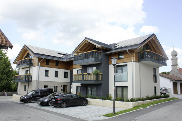 Im Hintergrund ist der sanierte Altbau mit fünf Wohnungen zu sehen, im Vordergrund (rechts) der Anbau mit drei Wohnungen.