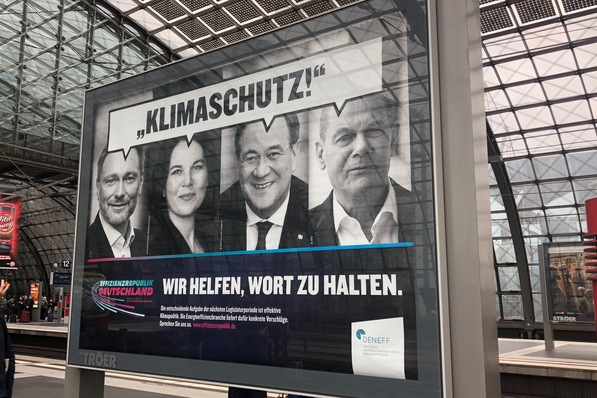 Eine Plakatkampagne der Deneff am Berliner Hauptbahnhof erinnert Politiker daran, beim Klimaschutz Wort zu halten.